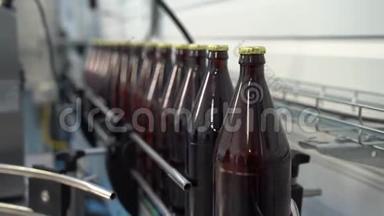饮料生产软饮料、柠檬水、自动输送<strong>机</strong>上玻璃瓶中啤酒装瓶过程